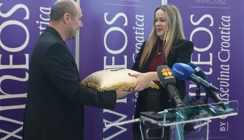 Osijek, 12. 01. 2026, Gospodarski Centar Osijek, GC Osijek, Press konferencija - najava Wine Os-a. Dugogodi&scaron;nji kum WineOs-a Miroslav Čabraja predao je kljuć novoj kumi prof. Mariji Ham.snimio GOJKO MITIĆ