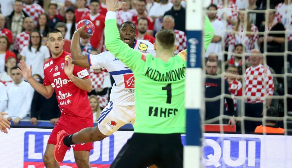 Zagreb, 30.01.2025. - Polufinalni susret Svjetskog prvenstva rukometa&scaron;a: Hrvatska - Francuska. Na fotografiji Mateo Mara&scaron;, Dylan Nahi, Dominik Kuzmanović. foto HINA/ Daniel KASAP/ dk