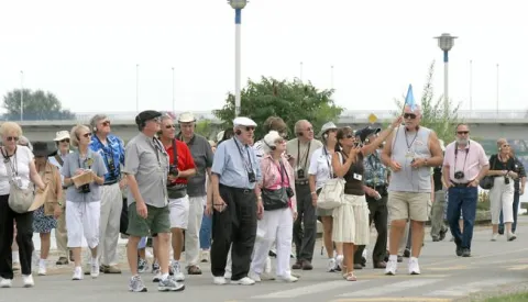 OSIJEK, 16. 08. 2010, ETALITE UZ DRAVU, VODENA VRATA, TURISTI, KONITINENTALNI TURIZAM STRANCI, SLOBODNJAK&nbsp;...snimio GOJKO MITIĆ