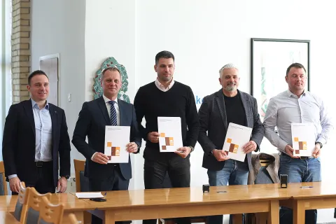 Potpisani ugovori za dogradnju &scaron;kole i gradnju sportske dvorane O&Scaron; Josipa Kozarca Slatina