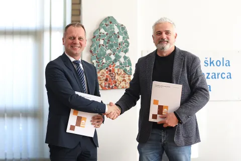 Potpisani ugovori za dogradnju &scaron;kole i gradnju sportske dvorane O&Scaron; Josipa Kozarca Slatina