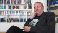 Velibor Čolić &ldquo;Rat i ki&scaron;a: Moćan uvid u zla koja su 1990-ih bujala na Balkanu