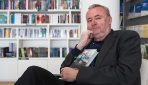 Velibor Čolić &ldquo;Rat i ki&scaron;a: Moćan uvid u zla koja su 1990-ih bujala na Balkanu