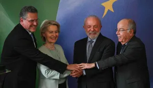President of the European Commission Ursula von der Leyen, Brazil's President Luiz Inacio Lula da Silva (2nd R), Brazil's Foreign Minister Mauro Vieira (R) pose for a photo during a press conference after a meeting within the framework of the signing agreement between the European Union and Mercosur at Itamaraty Palace in Rio de Janeiro, Brazil, on January 16, 2026. Mercosur and the European Union will sign an agreement on January 17 in Paraguay that will create one of the largest free trade areas in the world, with the stated aim of seeking a ?third way? between the United States and China, but which is causing friction with the European agricultural sector and industrialists in Brazil and Argentina. (Photo by Mauro PIMENTEL/AFP)