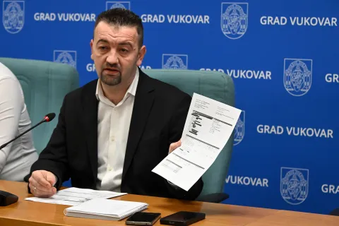 Vukovar, 17.01.2026. - U Gradskoj vije?nici Grada Vukovara, gradona?elnik Marijan Pavli?ek i zamjenik gradona?elnika Filip Su?ac odr?ali konferenciju za medije na temu u?teda u gradskom prora?unu. foto HINA/ Gordan Pani?/ gp