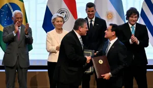 European Commissioner for Trade and Economic Security Maros Sefcovic (L) and Paraguay's Foreign Minister Ruben Ramirez Lezcano shake hands after signing documents as (L-R, back) European Council President Antonio Costa, European Commission President Ursula von der Leyen, Paraguay's President Santiago Pena and Argentina's President Javier Milei witness the moment during the signing ceremony of the trade agreement between the European Union and Mercosur, at the Gran Teatro Jose Asuncion Flores of Paraguay's Central Bank in Asuncion on January 17, 2026. The South American bloc Mercosur and the European Union on January 17 signed a major trade deal that has been 25 years in the making. (Photo by Luis ROBAYO/AFP)