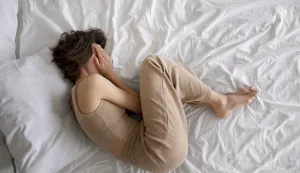 Woman experiencing anxiety flat laydepresija tjeskoba ilustracija freepik