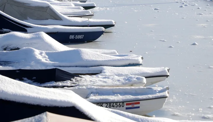 Osijek, 12. 01. 2026., Zimska luka, zima, čamac, čamci, okovano ledom, ledSNIMIO BRUNO JOBST