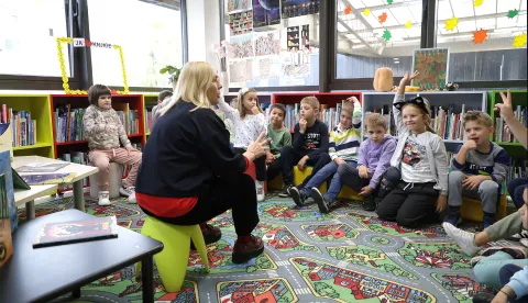 Osijek, 15. 10. 2025., Gradska knjižnica, Jug 2, Zavičajna pričaonica s Dubravkom Pađen Farka&scaron;, Dubravka Pađen Farka&scaron;, O&Scaron; Grigor Vitez, učenici, 2. razred SNIMIO BRUNO JOBST