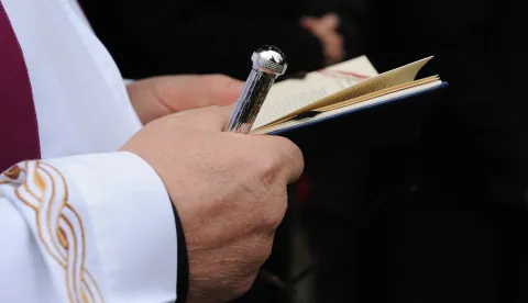 18.01.2015., Ervenik - Na obiteljskoj grobnici obiljezena je 23. obljetnica stradanja obitelji Cengic. Cetveroclana obitelj Cengic ubijena je 18. sijecnja 1992. kada su pripadnici krajinske milicije u podrumu obiteljske kuce ubili 39-godisnjeg Dragu, 31-godisnju suprugu Nevenku i njihovo dvoje maloljetnih sinova, 11-godisnjeg Slobodana i 4-godisnjeg Gorana. Photo: Hrvoje Jelavic/PIXSELL