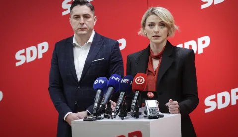 Zagreb, 19.01.2026.- Konferencija za novinare SDP-a na temu "Sporazum EU - Mercosur donosi nezdravu hranu i uni&scaron;tava hrvatsku poljoprivredu".&nbsp;Na fotografiji SDP-ov zastupnik u Europskom parlamentu Marko Ve&scaron;ligaj, saborska zastupnica SDP-a Sanja Bježančević.foto HINA/ Admir BULJUBA&Scaron;IĆ/ abu