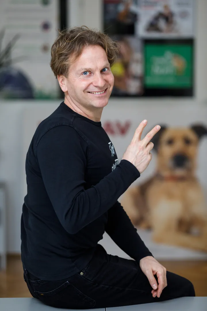 Luka Oman predstavio slikovnicu &ldquo;Priča sa sela&rdquo;: Ljudi nisu zli, nego su naučeni na normalizaciju zla