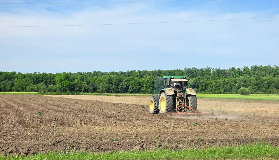 Poljoprivreda traktor polje oranica oranje ilustracija SlavonijaMario Mihaljevic