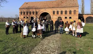 VINKOVCIU ambijentu &Scaron;okačkog stana, nedaleko od Vinkovaca, gradonačelnik Josip Romić predstavio je pokladna događanja sljedećih dana - Poklade u Vinkovcima, Vinkovačko pokladno jahanje i Vinkovački dječji karneval.