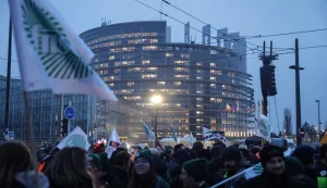Protesters gather outside the European Parliament building during a protest against the free trade agreement between the European Union and the Mercosur countries, on the eve of a vote on a referral to the courts, in Strasbourg on January 20, 2026. Called by the FNSEA, France's leading national agricultural union, some 4,000 farmers from across the European Union, including Italy, Belgium, and Germany, are expected to attend the protest. MEPs will not vote on the entire agreement with Mercosur until the coming months, but they are set to vote on Wednesday on whether to refer the matter to the Court of Justice of the European Union (CJEU). (Photo by Romeo BOETZLE/AFP)