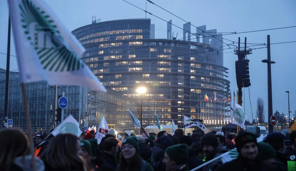 Protesters gather outside the European Parliament building during a protest against the free trade agreement between the European Union and the Mercosur countries, on the eve of a vote on a referral to the courts, in Strasbourg on January 20, 2026. Called by the FNSEA, France's leading national agricultural union, some 4,000 farmers from across the European Union, including Italy, Belgium, and Germany, are expected to attend the protest. MEPs will not vote on the entire agreement with Mercosur until the coming months, but they are set to vote on Wednesday on whether to refer the matter to the Court of Justice of the European Union (CJEU). (Photo by Romeo BOETZLE/AFP)