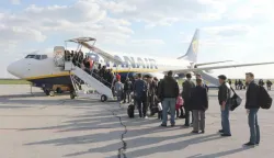 OSIJEK, 20. 04. 2015, KLISA, ZRAČNA LUKA OSIJEK. OSIJEK AIRPORT. RYANAIR. DIREKTNI LETOVI ZA LONDON. AVION. PUTNICI. DOLAZAK. ODLAZAK...snimio GOJKO MITIĆ