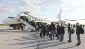 OSIJEK, 20. 04. 2015, KLISA, ZRAČNA LUKA OSIJEK. OSIJEK AIRPORT. RYANAIR. DIREKTNI LETOVI ZA LONDON. AVION. PUTNICI. DOLAZAK. ODLAZAK...snimio GOJKO MITIĆ