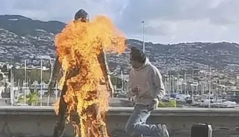 FUNCHAL, 21. siječnja 2026. (Hina) - Mlađi mu&scaron;karac je zapalio spomenik portugalske nogometne zvijezde Cristiana Ronalda u njegovom rodnom gradu Funchalu, na otoku Madeiri, nakon čega je uhićen.