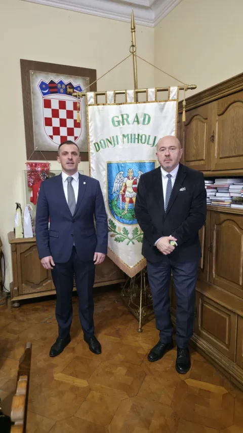 DONJI MIHOLJAC- Kameni spoticanja na tri lokacije u Donjem Miholjcu, 20. 1. 2026.gradonačelnik Dražen Trcović i veleposlanik Gary Koren 