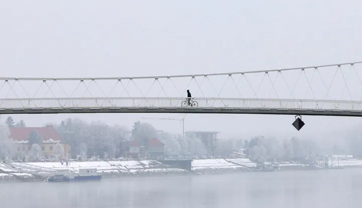 Osijek, 21. 01. 2026., Zimska reportaža, Sibirska fronta, zima, hladno vrijeme, snijeg, inje, ilustracija, pje&scaron;ački most, biciklistSNIMIO BRUNO JOBST