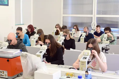 RIJEKA, 23. 03. 2023. - Medicinski fakultet Rijeka, Zavodu za medicinsku biologiju i genetiku, mikroskop, SNIMIO: VEDRAN KARUZA