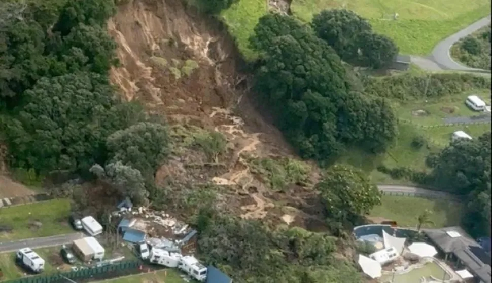 WELLINGTON, 22. siječnja (Hina/Reuters) - Spasilačke službe u četvrtak su nastavile potragu za nekoliko nestalih osoba, među kojima su i djeca, nakon &scaron;to je klizi&scaron;te pogodilo kamp u turističkom mjestu Mount Maunganui na sjeveru zemlje, dok su obilne prouzročile veliku materijalnu &scaron;tetu i nestanak struje tisućama kućanstava.