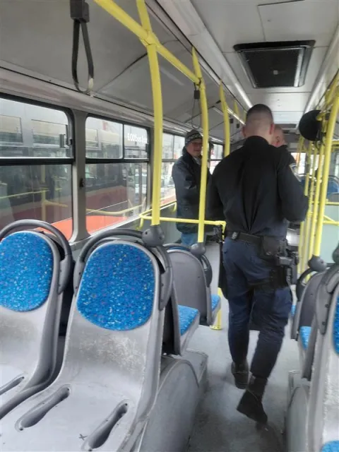 Vožnja učenika Pomorske &scaron;kole Bakar autobusom prema Rijeci jučer je okončana inicidentom jer, kako navode u Komunalnom dru&scaron;tvu Autotrolej, učenici su odlučili počupati sjedala i bacati ih kroz prozor i to na potezu od Kostrene do Rijeke.