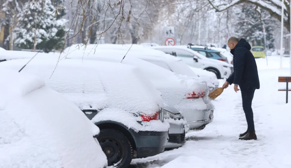 Osijek, 05. 01. 2026, Jug 2. Zimska idila, či&scaron;ćenje automobila, či&scaron;čenje nogostupa i okučnica, &scaron;etnja, zima, snijeg.snimio GOJKO MITIĆ