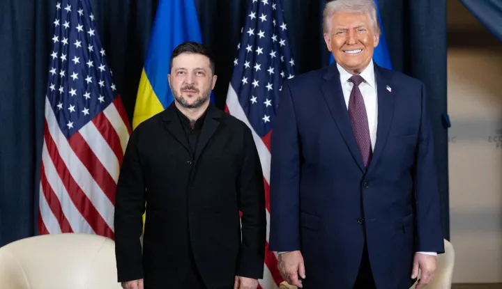 In this handout photograph taken and released by the Ukrainian Presidential Press Service on January 22, 2026, Ukraine's President Volodymyr Zelensky (L) and US President Donald Trump (R) pose for a photo during their meeting on the sidelines of the World Economic Forum (WEF) annual meeting in Davos. (Photo by Handout/UKRAINIAN PRESIDENTIAL PRESS SERVICE/AFP)/RESTRICTED TO EDITORIAL USE - MANDATORY CREDIT "AFP PHOTO/UKRAINIAN PRESIDENTIAL PRESS SERVICE" - NO MARKETING NO ADVERTISING CAMPAIGNS - DISTRIBUTED AS A SERVICE TO CLIENTS