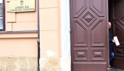 27.10.2025., Zagreb - Klubovi zastupnika SDP-a i Mozemo! podnijeli su zahtjev Ustavnom sudu za ocjenu suglasnosti Zakona o energiji i Zakona o izvlastenju nekretnina i odredjivanju naknade s Ustavom, kojima se omogucuje oduzimanje zemlje malim poljoprivrednicima u korist privatnih investitora za solarne elektrane. Zahtjev je predao predsjednik SDP-a Sinisa Hajdas Doncic i Ursa Raukar-Gamulin u prisustvu gradonacelnice Grada Zaboka Valentine Djurek s predstavnicima gradjana od kojih se medijma obratila Silvija Kusan. Photo: Sanjin Strukic/PIXSELL