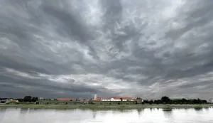 Osijek, 24. 07. 2024., Tvrđa, oblaci, oblak, pred oluju, oluja, promjena vremenaSNIMIO BRUNO JOBST