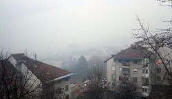 Sarajevo, 4.12.2018 - Sarajevo je i u utorak, treći dan za redom, bio grad s ogromnom koncentracijom onečićenja zraka opasnom po ljudski ivot, sudeći prema pokazateljima koji su tijekom jutra bili dostupni na mjernoj postaji postavljenoj u krugu američkog veleposlanstva u Bosni i Hercegovini. U 9 sati ujutro indeks kvalitete zraka (AQI) bio je na brojci 383, duboko unutar zone koja označava opasno stanje koje utječe na ivot i zdravlje svih ljudi.foto HINA/ FENA/ Alma Paić Delić/ ua