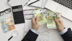 Flat lay business man checking finance mannersnovac financije inflacija ulaganje investicija ilustracija freepik