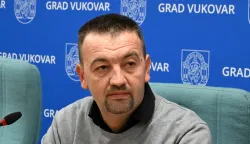 Vukovar, 26.11.2025. - Konferencija za medije u&nbsp;Gradskoj vijećnici Grada Vukovara, na kojoj je predstavljen cijelokupni program&nbsp;Adventa u Vukovaru 2025.&nbsp;pod sloganom&nbsp;"Toplo srce hladne zime". Sudjelovali&nbsp;su gradonačelnik Grada Vukovara Marijan Pavliček i direktorica Turističke zajednice grada Vukovara Marina Sekulić. Na fotografiji Marijan Pavliček. foto HINA/ Gordan Panić/ tm