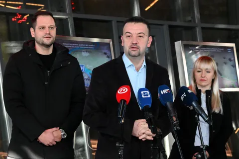 Vukovar, 24.01.2026. - Vukovarski vodotoranj. Gradonačelnik Vukovara Marijan Pavliček, zamjenik gradonačelnika Filip Su&scaron;ac i direktorica Vukovarskog vodotornja Mirela Janković održali konferenciju za novinare na kojoj su izvjestili o izrazito pozitivnim poslovnim rezultatima Vukovarskog vodotornja. Na fotografiji Filip Su&scaron;ac, Marijan Pavliček, Mirela Janković.foto HINA/Gordan PANIĆ/ gp