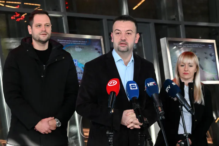 Vukovar, 24.01.2026. - Vukovarski vodotoranj. Gradonačelnik Vukovara Marijan Pavliček, zamjenik gradonačelnika Filip Su&scaron;ac i direktorica Vukovarskog vodotornja Mirela Janković održali konferenciju za novinare na kojoj su izvjestili o izrazito pozitivnim poslovnim rezultatima Vukovarskog vodotornja. Na fotografiji Filip Su&scaron;ac, Marijan Pavliček, Mirela Janković.foto HINA/Gordan PANIĆ/ gp