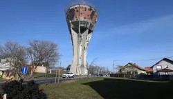 Vukovar, 24.01.2026. - Vukovarski vodotoranj. Gradonačelnik Vukovara Marijan Pavliček, zamjenik gradonačelnika Filip Su&scaron;ac i direktorica Vukovarskog vodotornja Mirela Janković održali konferenciju za novinare na kojoj su izvjestili o izrazito pozitivnim poslovnim rezultatima Vukovarskog vodotornja. Na fotografiji vodotoranj.foto HINA/Gordan PANIĆ/ gp