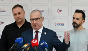 Vukovar, 24.01.2026. - Prostorije Domovinskog pokreta Vukovar. Potpredsjednik Vlade i ministar poljoprivrede, &scaron;umarstva i ribarstva David Vlajčić, predsjednik vukovarskog Domovinskog pokreta Dario Ti&scaron;ov i zamjenik vukovarsko-srijemskog župana te predsjednik DP-a Vukovarsko-srijemske županije Darko Dimić održali konferenciju za novinare o aktualnoj situaciji u Gradu Vukovaru i razvojnim projektima. Na fotografiji David Vlajćić, Darko Dimić, Dario Ti&scaron;ov.foto HINA/Gordan PANIĆ/ gp