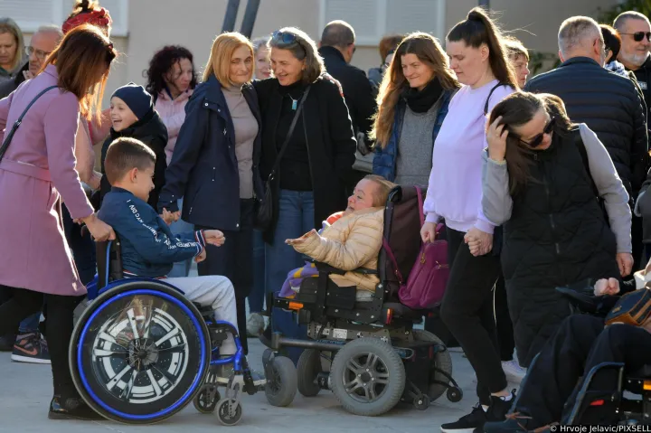06.10.2025., Knin - Prosvjed roditelja zbog ukidanja pomocnika u nastavi. Roditeljima su podrsku dosli dati i brojni gradjani. Photo: Hrvoje Jelavic/PIXSELL Photo: Hrvoje Jelavic/PIXSELL