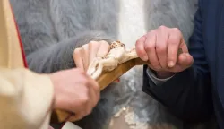 Sklapanje crkvenog braka 08.03.2019., Osijek - Vjencanje ili sklapanje braka je svecani cin kojim zena i muskarac postaju supruznici te pred zakonom uzivaju prava kao bracni par.U Hrvatskoj je moguce sklopiti brak u gradjanskom ili vjerskom obliku koji ima gradjanskopravne ucinke. Nazalost u Hrvatskoj se raspadne gotov svaki cetvrti brak.rPhoto: Dubravka Petric/PIXSELL 