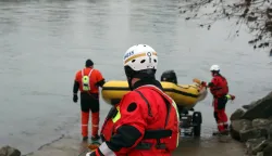 Zagreb, 16.01.2025. - Sve potražne službe (Policija,Vatrogasci, HGSS, Civilna za&scaron;tita, Crveni križ, volonteri) jutros su na Savi nastavile potragu za djetetom. Potraga je sinoć oko 21 sat prekinuta zbog mraka i lo&scaron;eg vremena. Na fotografiji HGSS. foto HINA /Zvonimir KUHTIĆ/ kuzo