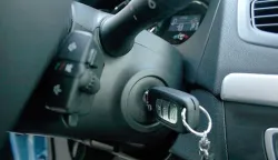 ?U subotu je lopov iskoristio nepanju 34-godinjaka, i posluio se njegovom Ford Fiestom koja je bila parkirana pokraj ugostiteljskog objekta na Trgu bana Josipa Jelačića u Velikoj. Automobil je pronađen u Ulici Nikole Tesle u Velikoj, a policija je za krađu osumnjičila 24-godinjaka. Krađu mu je olakala činjenica da su ključevi Fieste bili u kontakt bravici.(S.L.)------crna2 st color