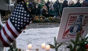 People mourn at a makeshift memorial in the area where 37-year-old Alex Pretti was shot dead by federal immigration agents earlier in the day in Minneapolis, Minnesota, on January 24, 2026. Federal immigration agents shot dead a man in Minneapolis on Saturday, in the second fatal shooting of a civilian during the Trump administration's unprecedented operation in the city, sparking fresh protests and outrage from state officials. The death came less than three weeks after US citizen Renee Good was shot and killed by an ICE officer. (Photo by ROBERTO SCHMIDT/AFP)