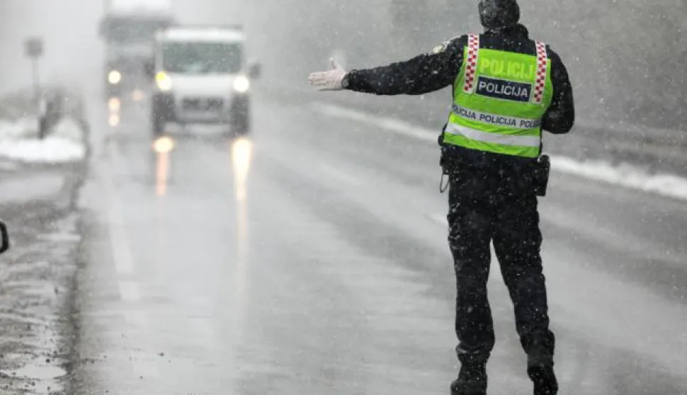 Osijek.24.03.2020. Zbog pojavljivanja Korona virusa u Osijeku,stozar civilne zastite apelira na sto manje kretanje po ulicama.Na fotografiji: Policijska patrola na biljskoj cestiFoto:Marko Mrkonjic