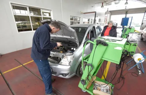 23.11.2015., Pula - Stanica za teknicki pregled vozila Brijuni. Preventivno-sigurnosna akcija nadzora tehnicke ispravnosti vozila Dani tehnicke ispravnosti vozila 2015, odrzava se od 23. do 28. studenoga.  Photo: Dusko Marusic/PIXSELL------3 STUPCA COLORNOVOSTI