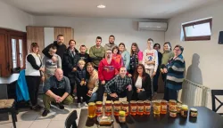 Obiteljsko pčelarstvo Knežević darovalo godi&scaron;nju zalihu meda udruzi Zvjezdice Gunja