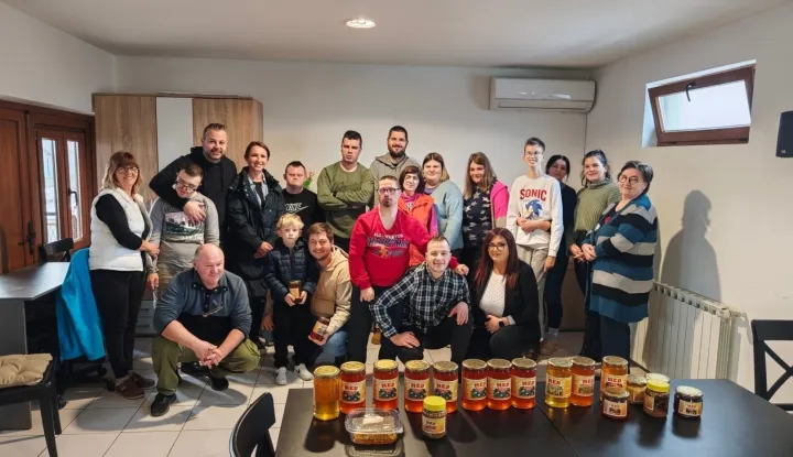 Obiteljsko pčelarstvo Knežević darovalo godi&scaron;nju zalihu meda udruzi Zvjezdice Gunja