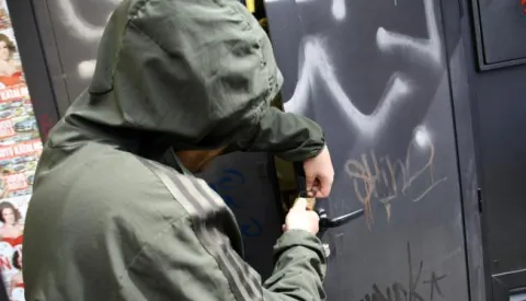 01.04.2010., Zagreb - Provala u objekt zasticen lokotom.Photo: Sanjin Strukic/PIXSELL