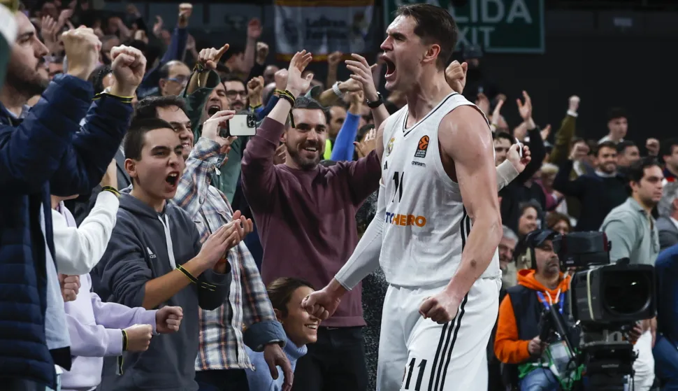 epa11848629 Real Madrid's Mario Hezonja celebrates winning the Euroleague basketball match between Real Madrid and Baskonia, in Madrid, Spain 23 January 2025. EPA/JUANJO MARTIN